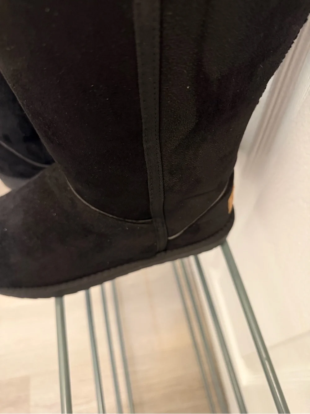 Women’s Black Mid-Calf Winter Boots with Plush Lining